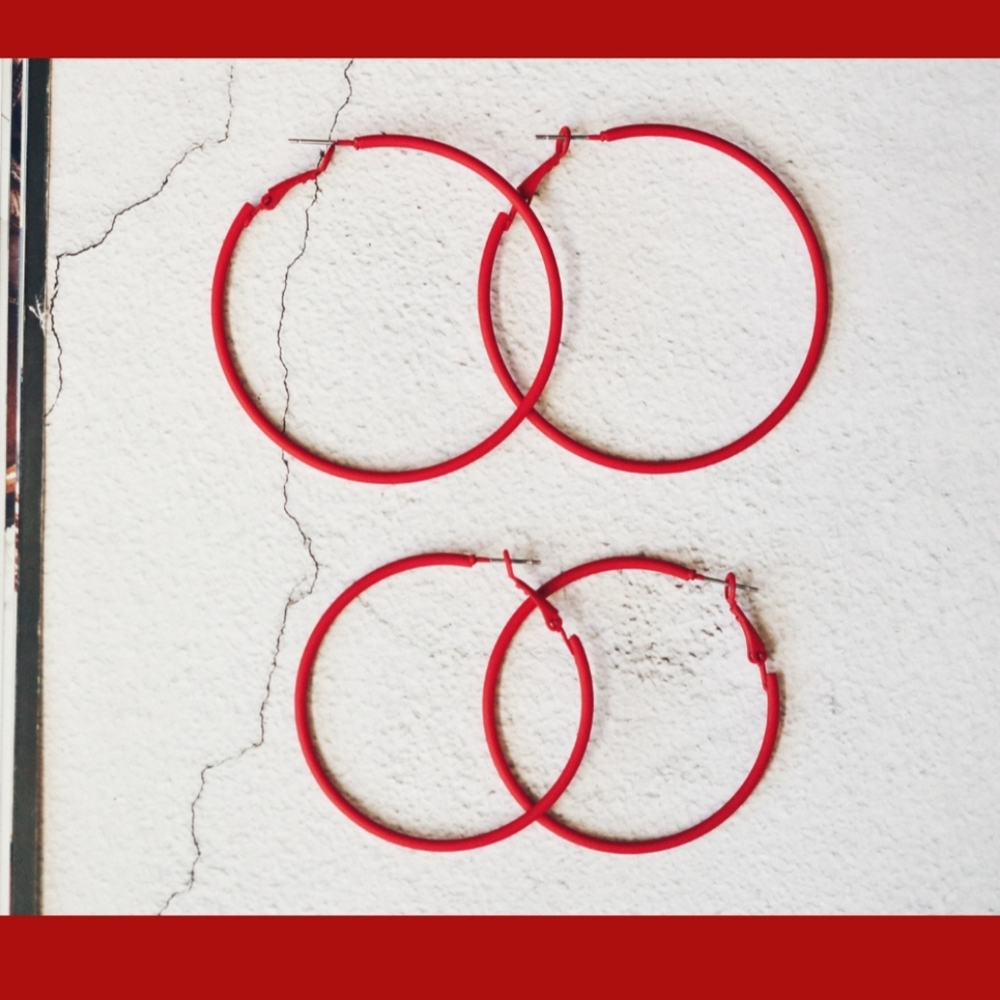 2 Pairs Of Hoop Earrings